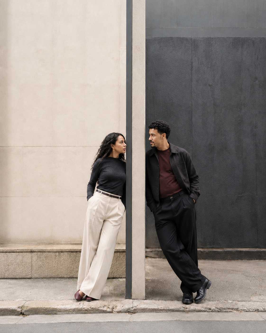 Casal formado por um homem e uma mulher em retrato urbano editorial com composição arquitetônica