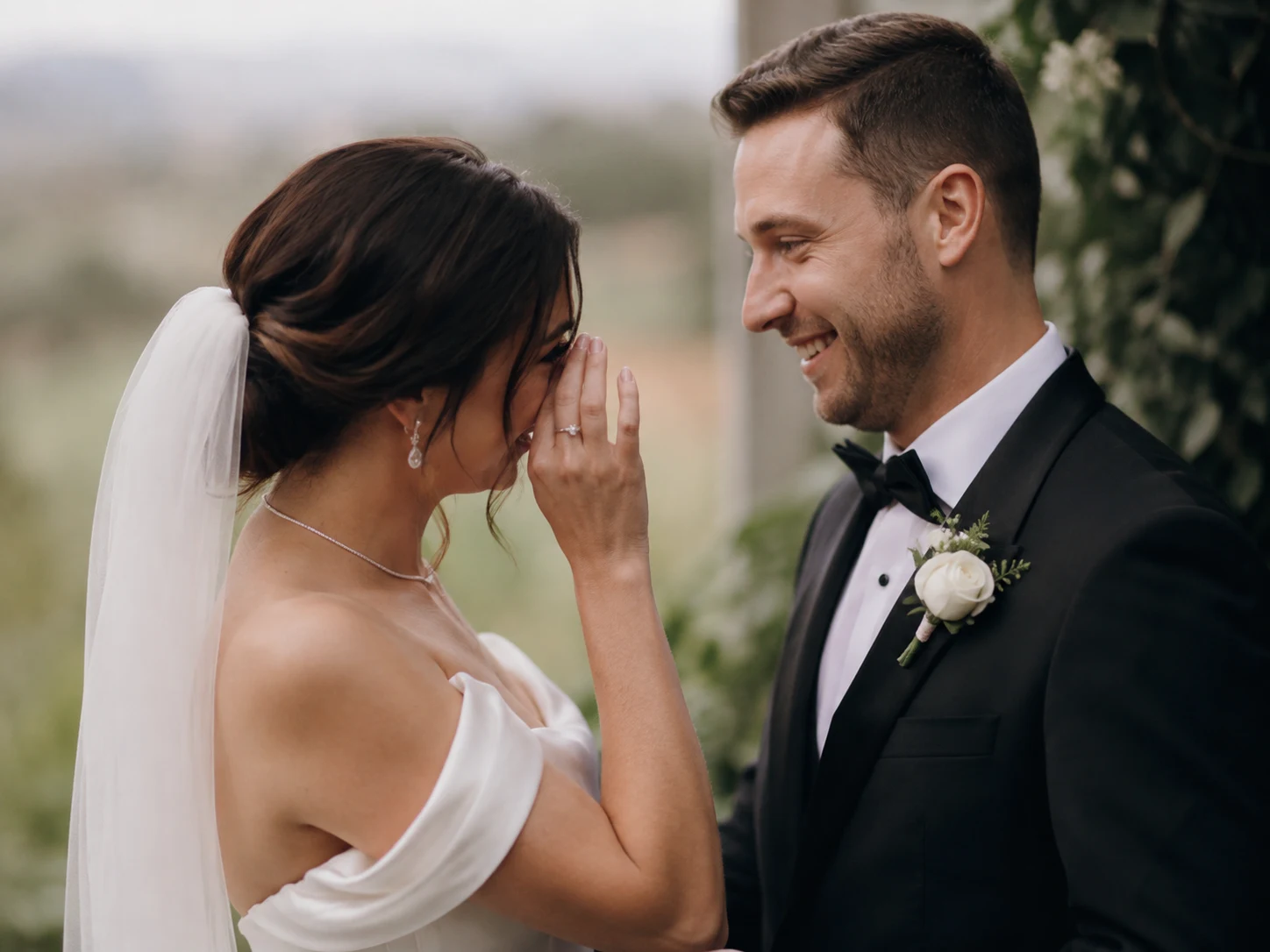 Noivos emocionados durante a cerimônia de casamento