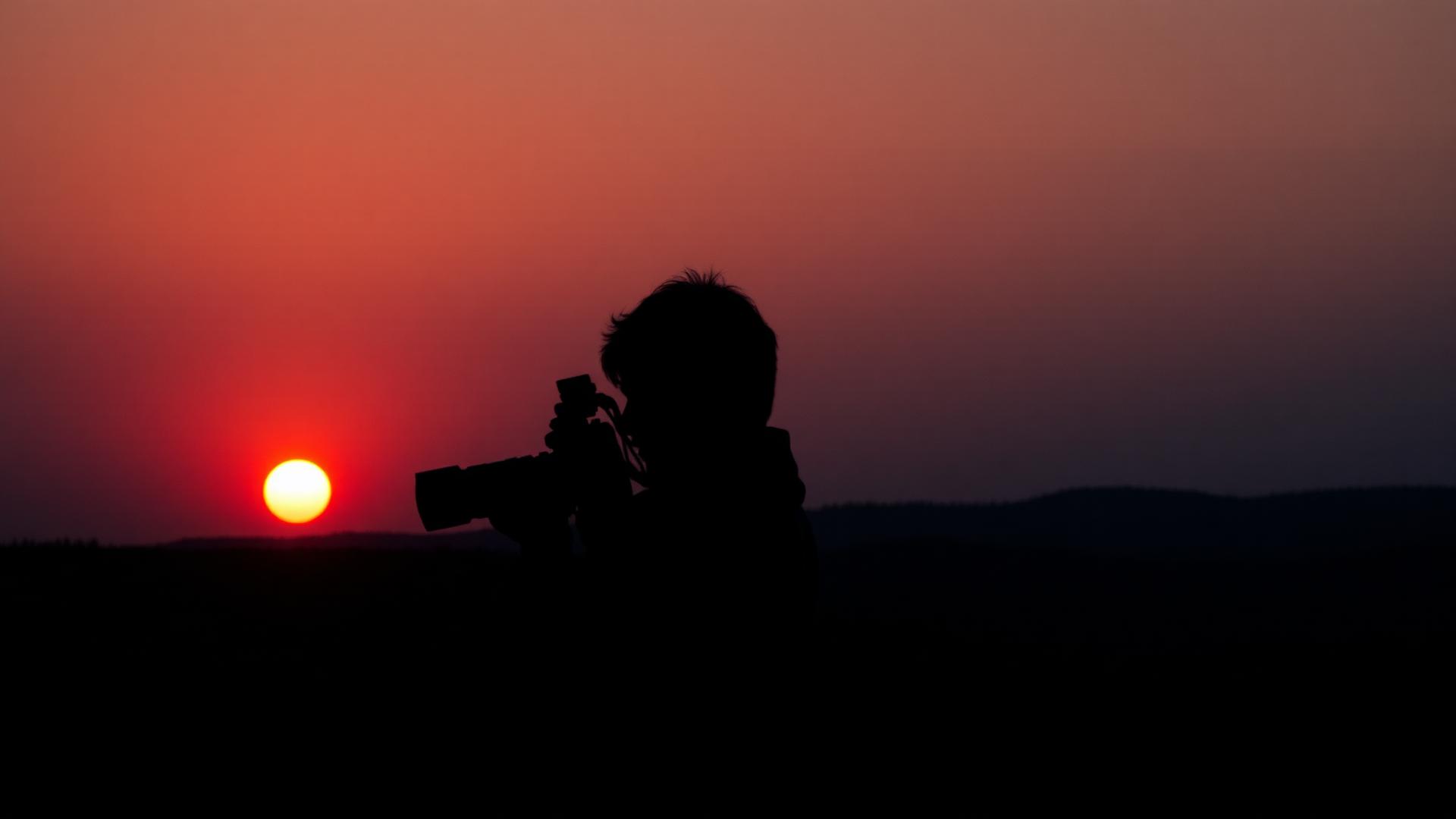 Professional photographer capturing a couple at golden hour in an iconic destination